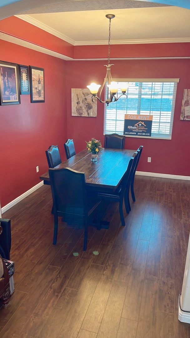 Building Photo - 6 bedroom 3 1/2 bathrooms 2 car garage Lar...