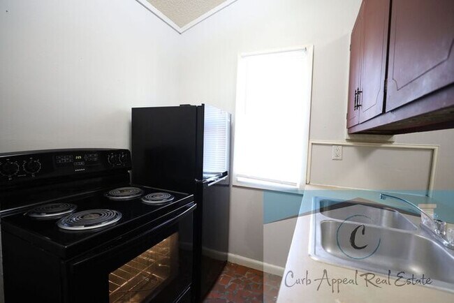 Building Photo - Move in special $400!! 1 bed, 1 bath apartment - HUD accepted!!