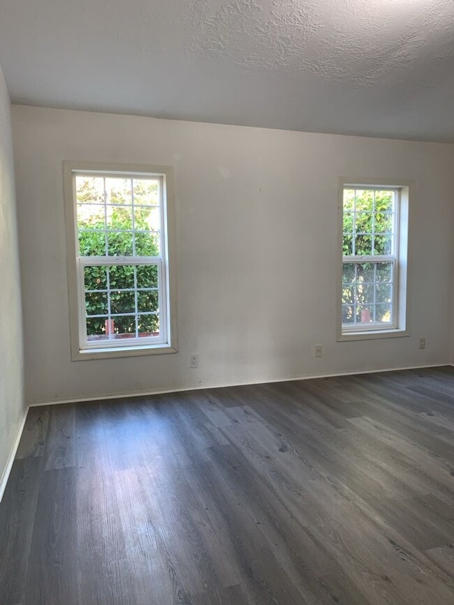 Building Photo - Smart Living, Smart Choice - manufactured 3bd/2Ba home w/detached garage!