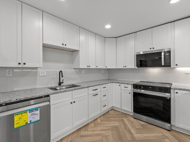 Building Photo - "Spacious 5-Bed Haven on Cedarest Rd – Where Comfort Meets Convenience in Fairfax!"