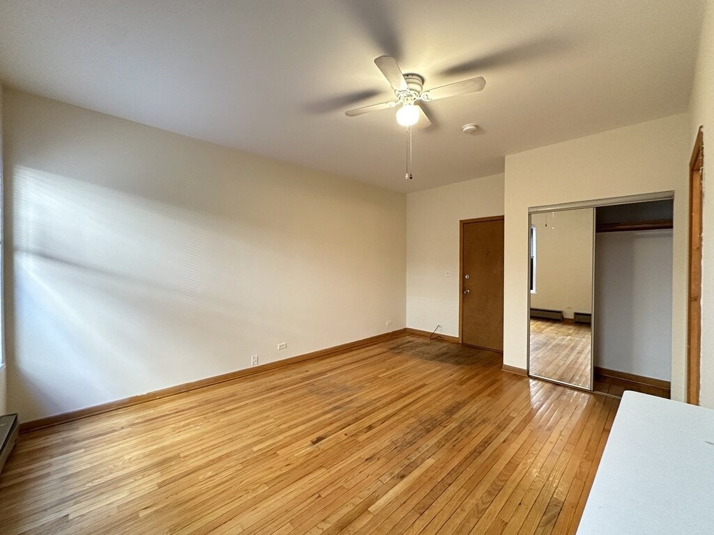 Building Photo - 638 W Barry Ave