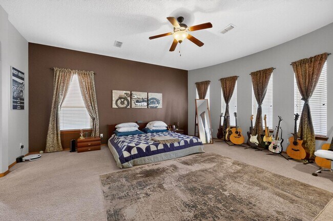 Building Photo - NW Executive Living 3/BD 2.5/BA 3/CG