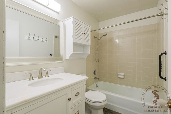 Building Photo - 1043 Lakeside Dr