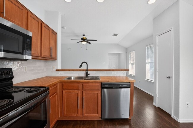 Building Photo - 1942 Courtside Dr