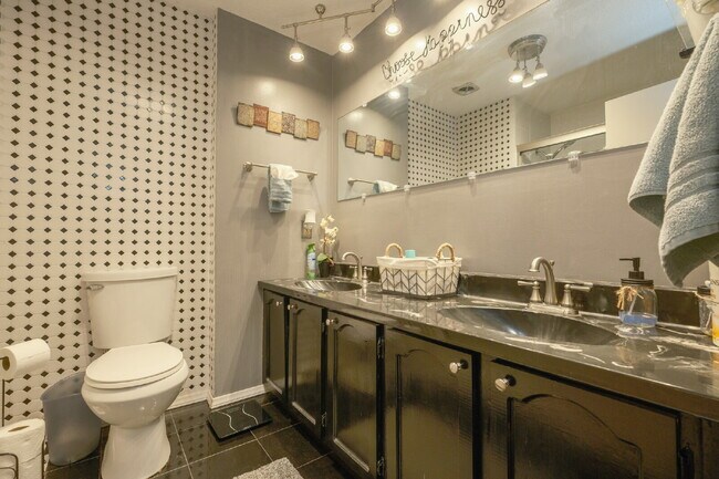 Building Photo - 104 Cheyenne St