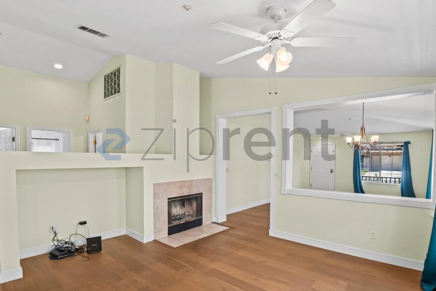 Building Photo - Unit