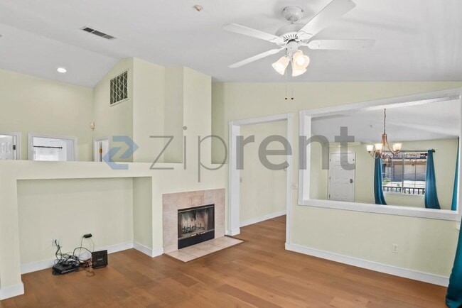 Building Photo - Unit