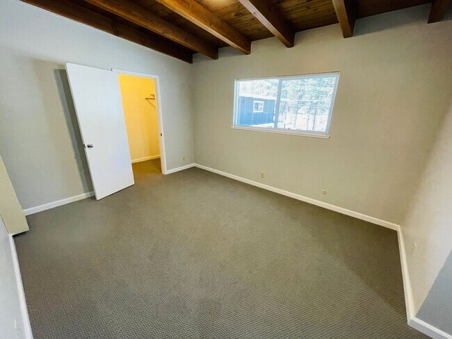 Building Photo - Pet friendly 2 bed 1 bath apartment for rent in South Lake Tahoe