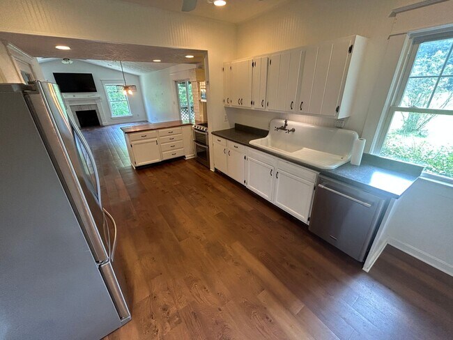 Building Photo - Charming 3-bedroom, 2.5-bathroom home loca...
