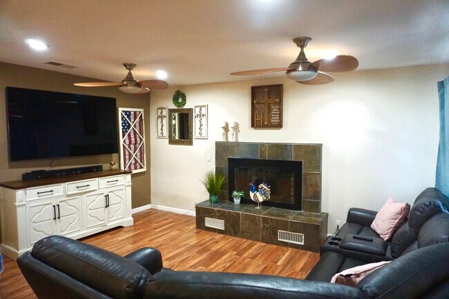 Building Photo - Quaint Four Bed/ Two Bath in Oceanside
