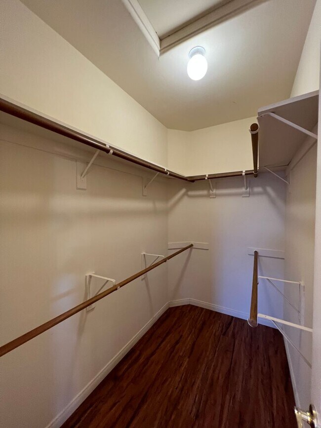 Building Photo - 9914 Paper Moon Way