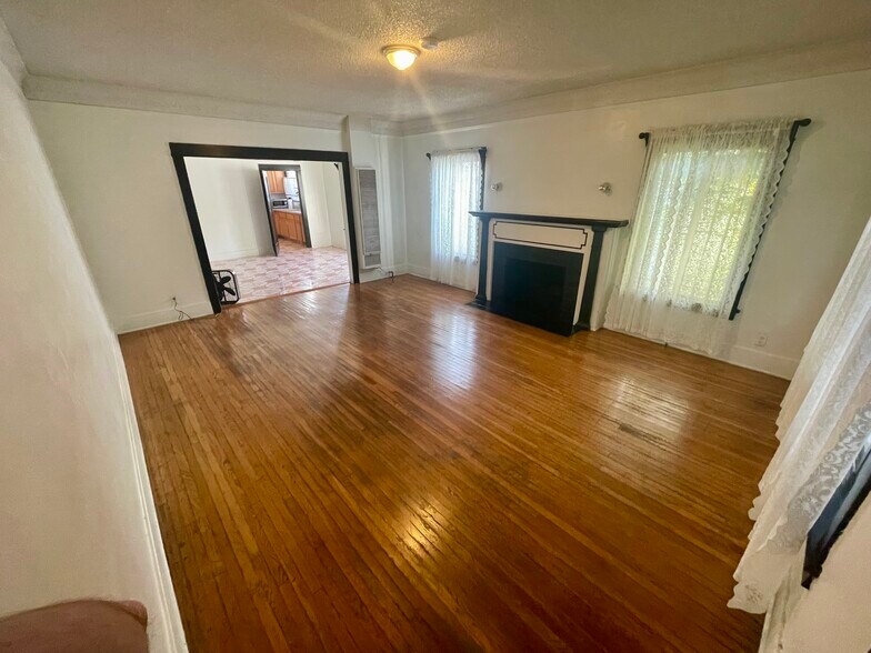 Primary Photo - 737 N Harvard Blvd