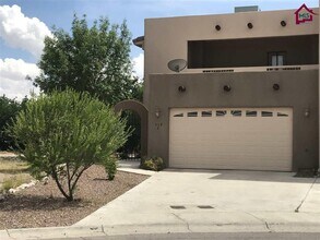 Building Photo - Large Duplex that backs to parks