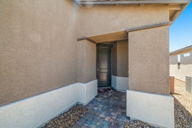 Building Photo - Spacious 3-Bed, 2-Bath Home with 2-Car Gar...