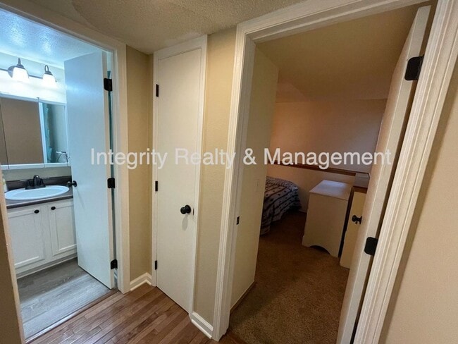 Building Photo - 475 E Chiswick Cir