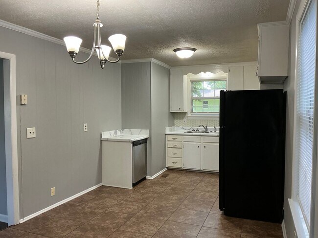 Building Photo - 203 Creekside Dr