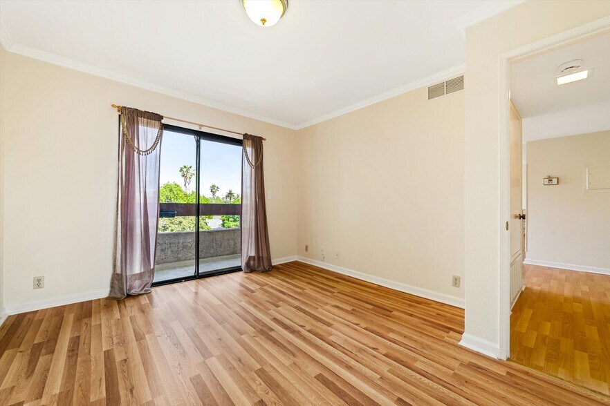 Building Photo - 1037 N Vista St