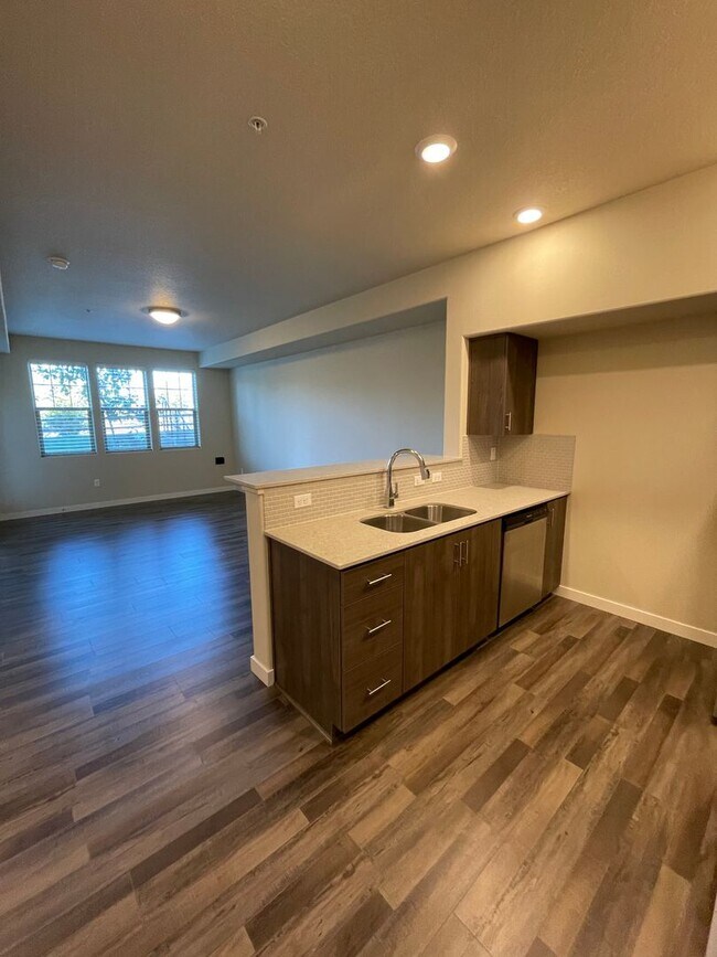 Building Photo - New 1BR Condo available in Bethany area