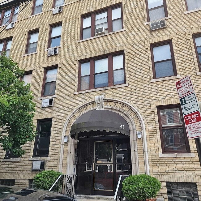 Building Photo - 42 Van Wagenen Ave