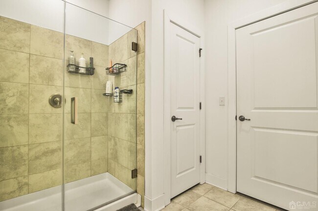 Building Photo - 735 Stiller Ln