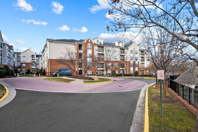 Building Photo - Modern Condo Living with Balcony and Great Location