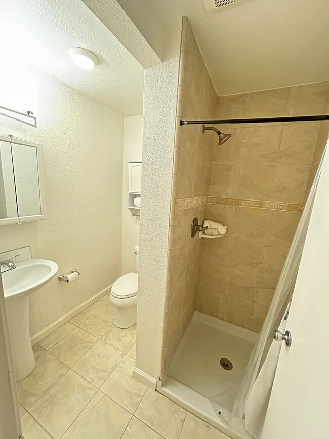 Building Photo - Stunning 4-bedroom, 2-bathroom home