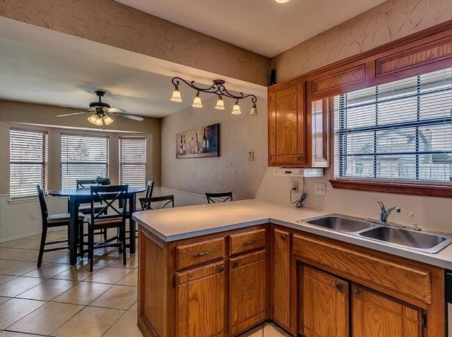 Building Photo - Charming 3-Bedroom Home — Spacious Corner Lot in Del City!