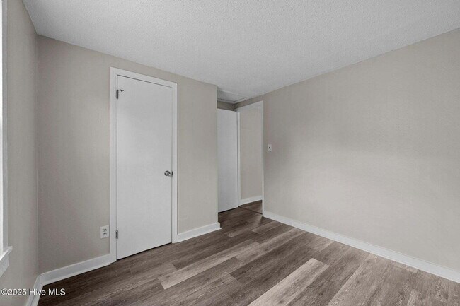 Building Photo - "Charming 4-Bedroom Home with 2 Full Baths on Murrill Hill Road – Your Perfect Jacksonville Retre...
