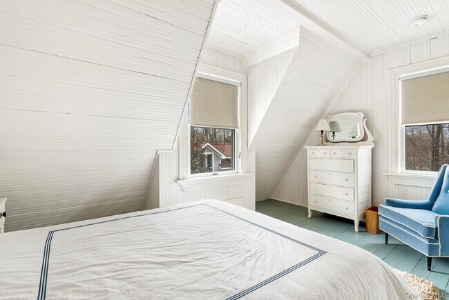 Building Photo - 150 King St