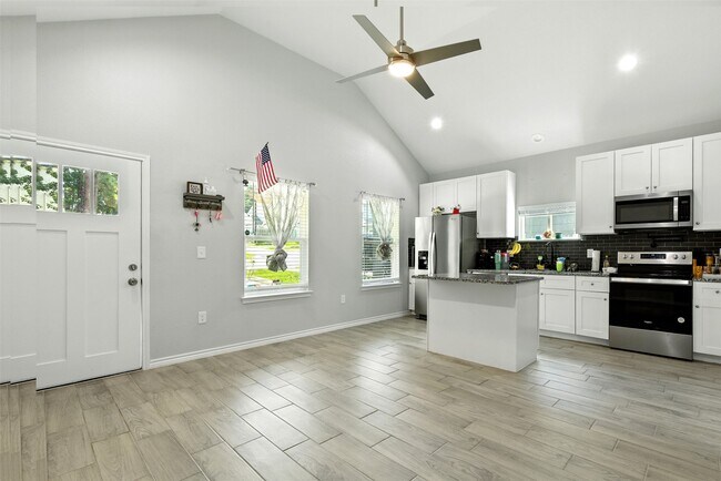 Building Photo - 352 Westchase St