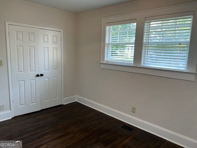 Building Photo - 1565 Walker Ave