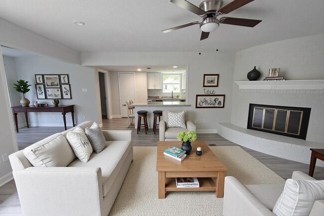 Building Photo - 2102 Lake Creek Dr