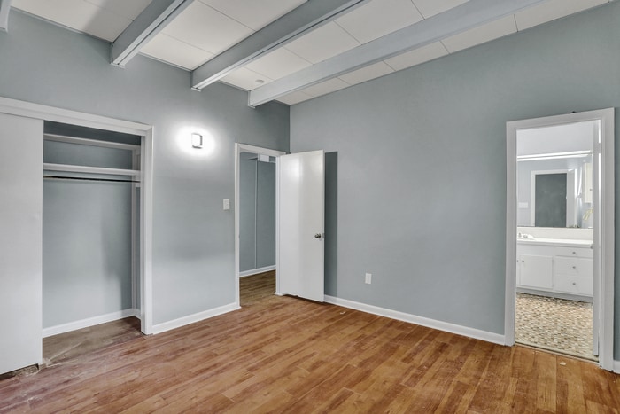 Building Photo - 5365 Jamaica Dr