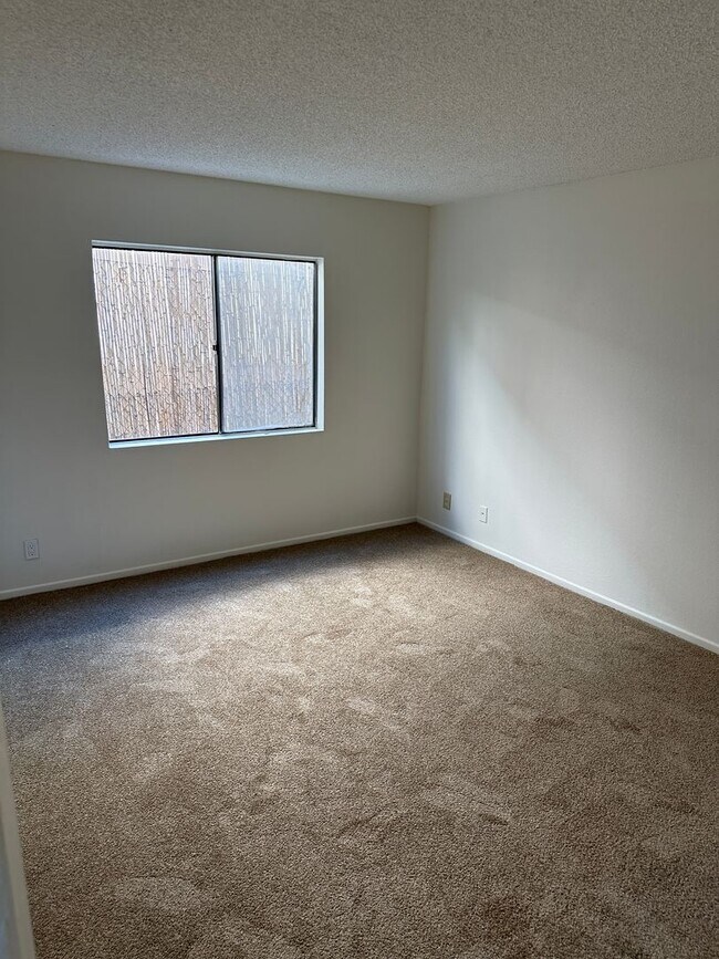 Building Photo - 2-Bedroom First-Floor Condo with Utilities...