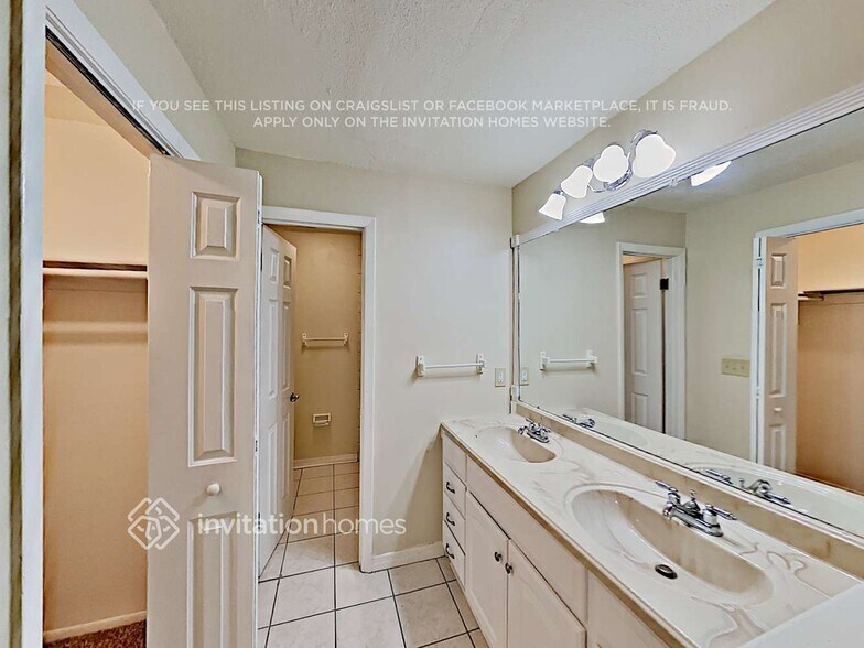 Building Photo - 1821 W Clinton Dr