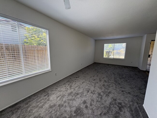 Building Photo - Beautiful 4-bedroom home close to schools ...