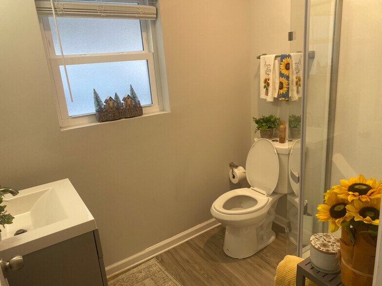 Full bathroom-main floor - 121 Howard St
