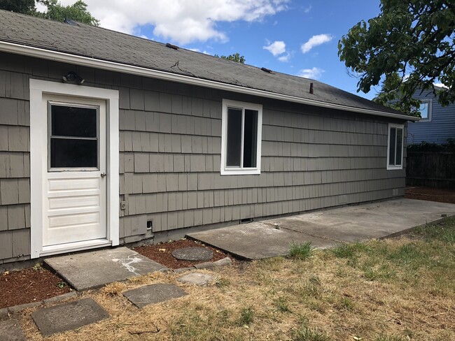 Building Photo - Freshly remodeled 3 bedroom 1 bathroom house!