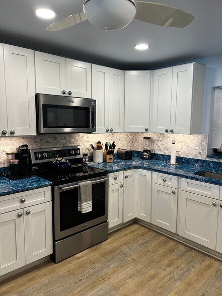 Building Photo - 7600 Sun Island Dr S