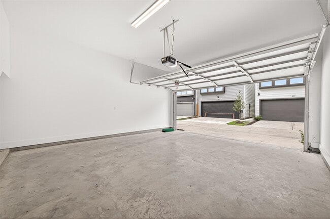 Building Photo - 328 Neyland St