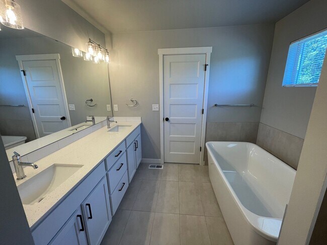Building Photo - Like New 2022 Built 5 bedroom home