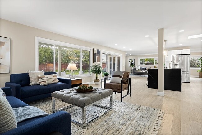 Building Photo - 875 Brittany Ln