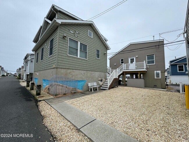 Building Photo - 117 W Bayberry Way