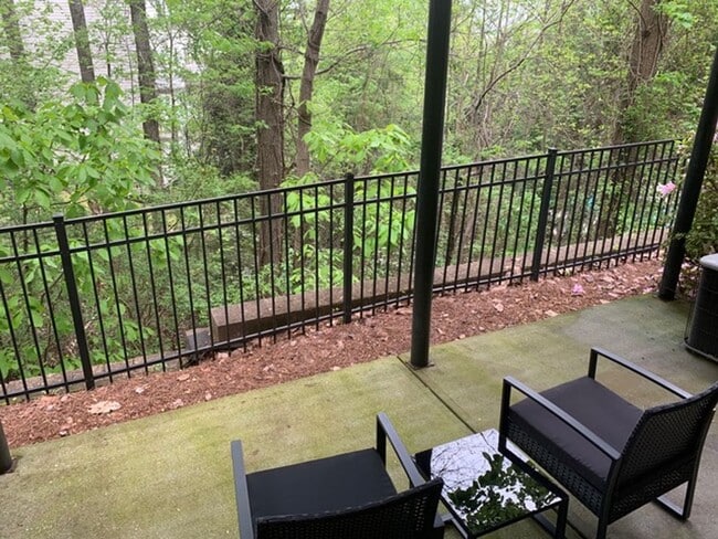 Building Photo - Beautiful Townhome Available in Vinings Overlook!