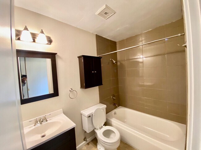 Building Photo - Prime Bellevue Way Location – Brookside Condos!