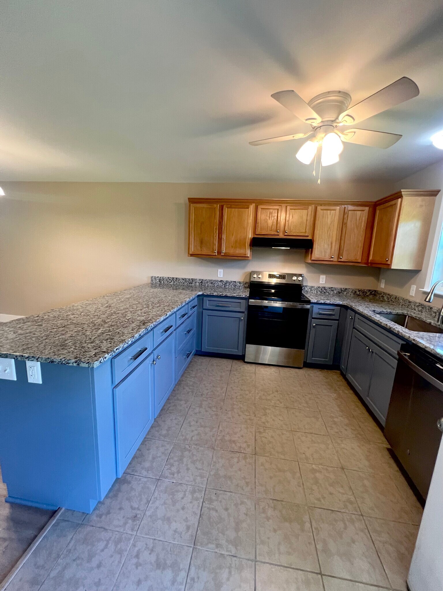 Kitchen w/ Granite Counter Tops - 505 Clear Creek Rd
