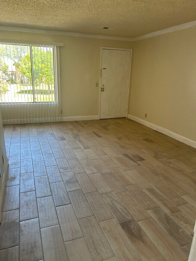 Building Photo - Spacious, open and updated 1 bedroom 1 bat...