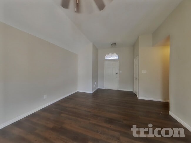 Building Photo - 228 Willow Creek Dr