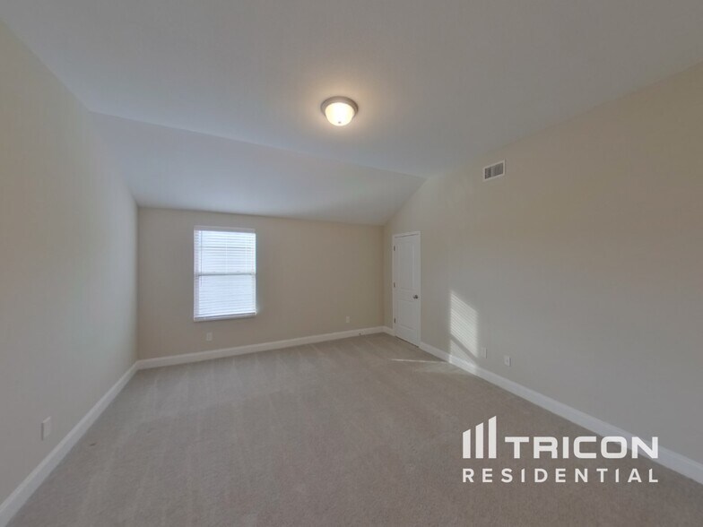 Building Photo - 2134 Pathfinder Dr