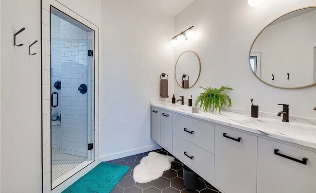 Building Photo - Downtown Okc' s finest!   Sophisticated, C...